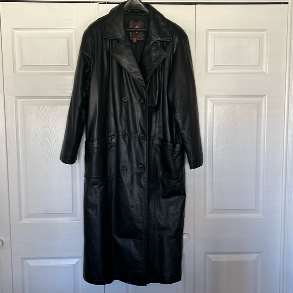 Women’s 100 0/0 leather lined coat. Size L. Black